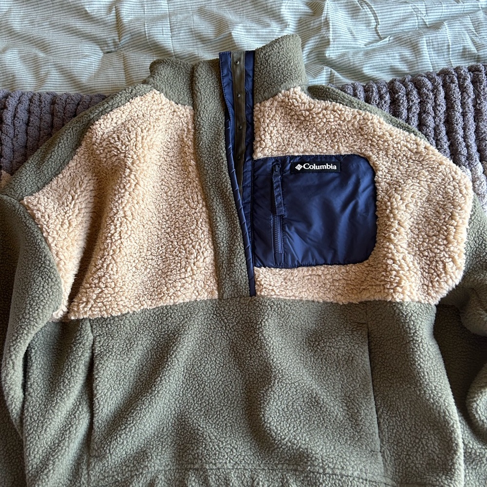Columbia' Green and Cream Fleece Jacket